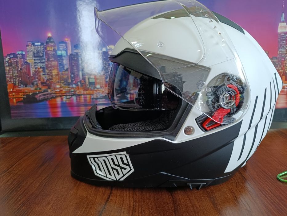 Мото шлем от итальянского бренда UOSS