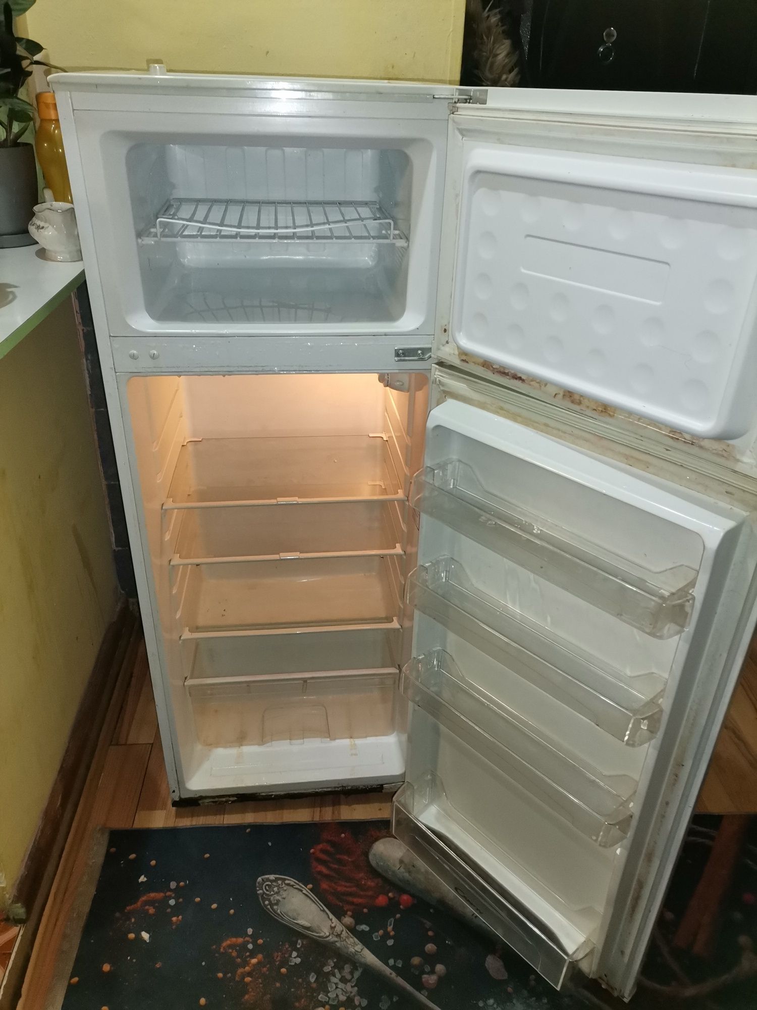Combina frigorifica, frigider candy aproape nouă, perfect funcțională