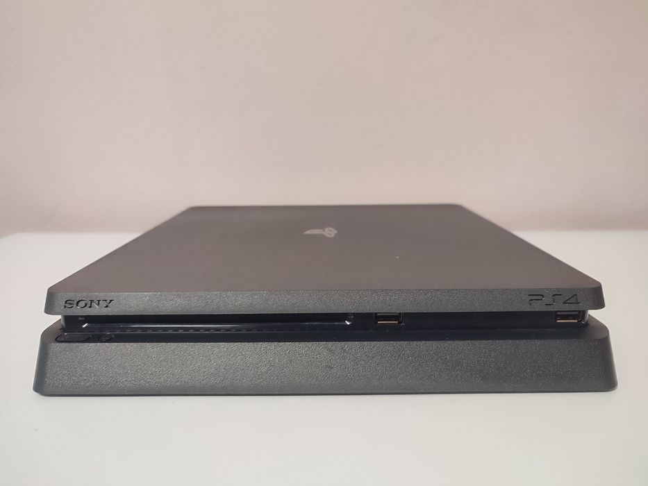 Play Station 4 500GB + 3 игри