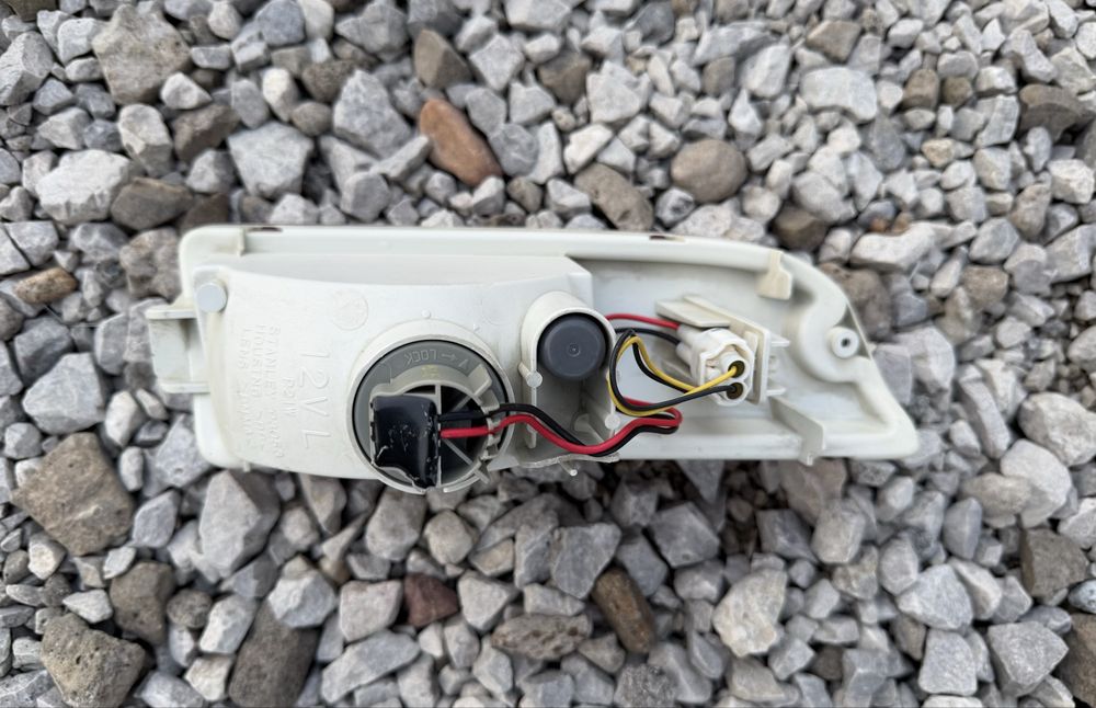 Оригинален ляв стоп в бронята за Subaru Justy / Suzuki Ignis