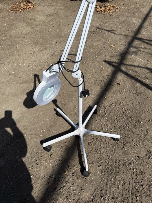 LED лампа с лупа