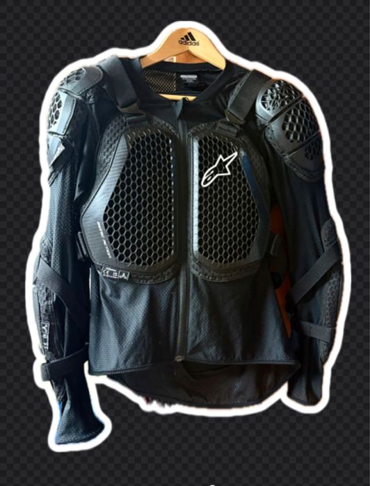 Echipament moto casca, armura si geaca de piele.