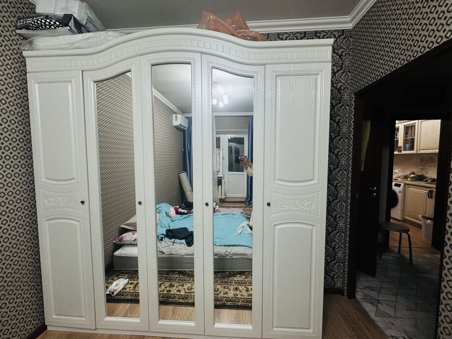 СРОЧНО! Продаётся стильный 5-дверный шкаф в отличном состоянии!