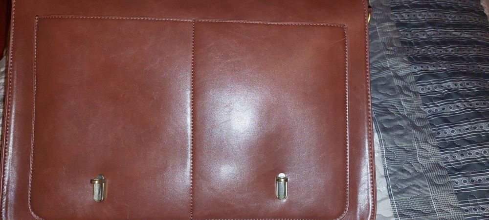 Елегантна  нова кожена чанта