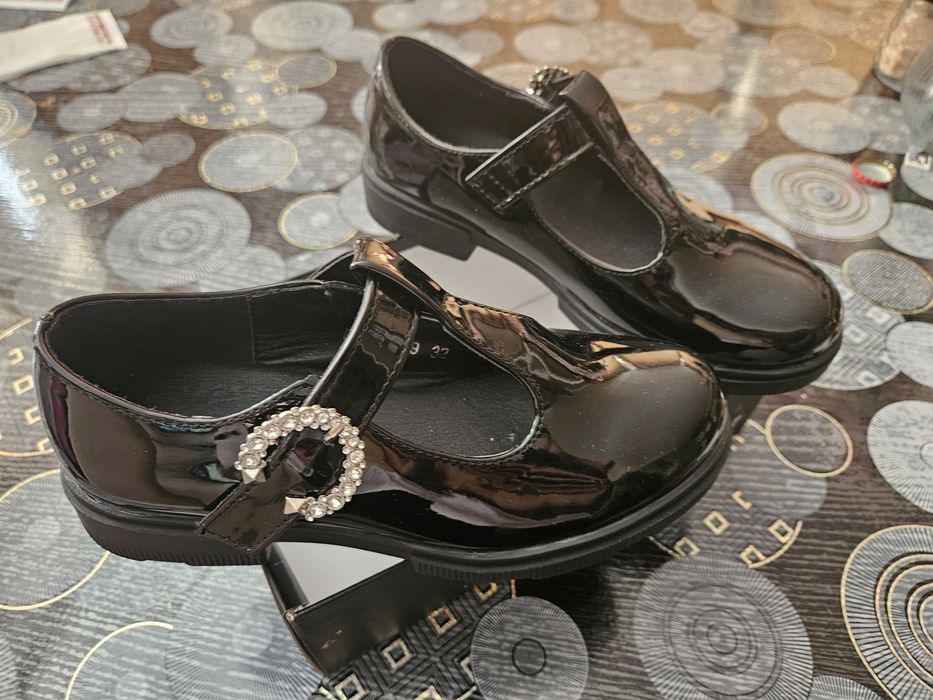 Нови лачени обувки