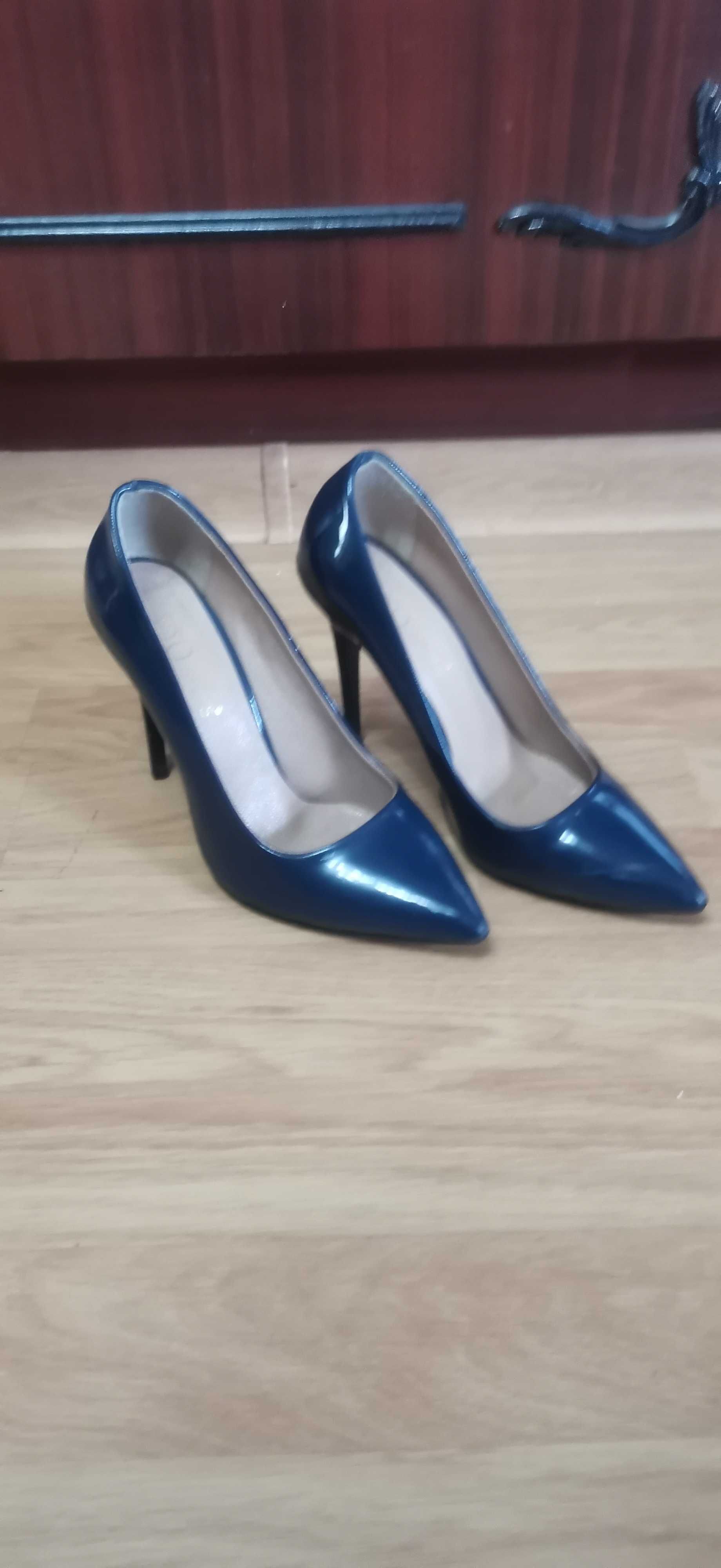 Официални сини обувки на ток