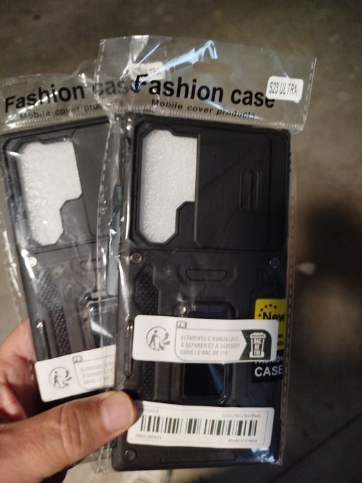 Doua huse Samsung S 23 ultra noi