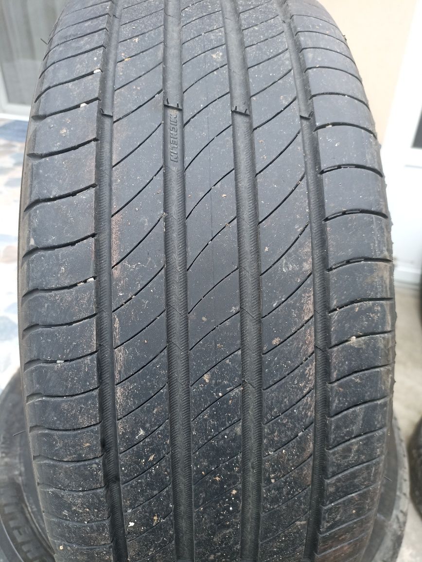 Vând anvelope Michelin vară 215/55 r18