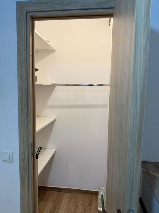 Vând apartament 3 camere (zona centrala)