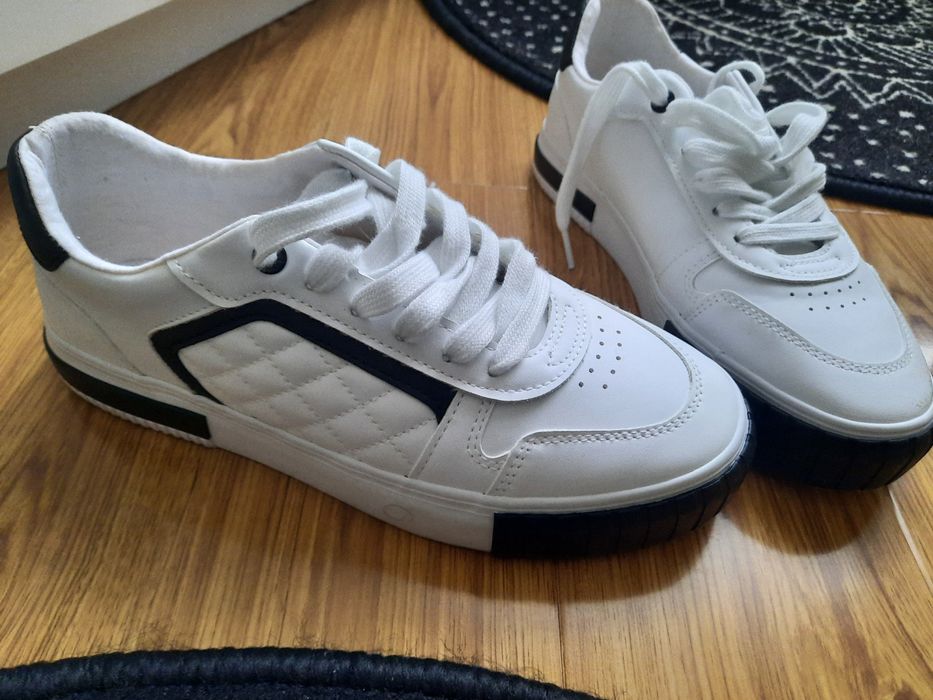 Vand adidasi noi, alb cu negru, nepurtati, de dama
