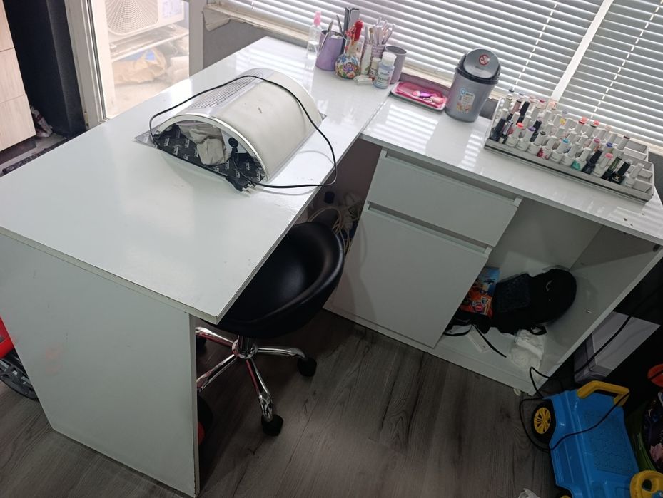 Бюро с оборудване за маникюр