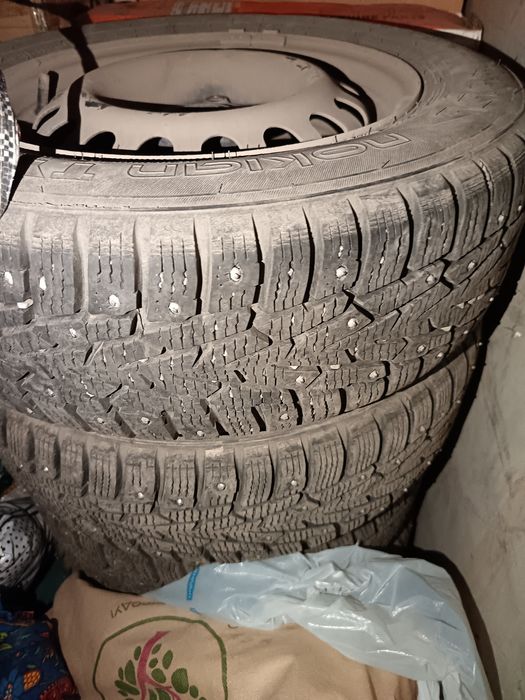 Продам шины шипы почти новые