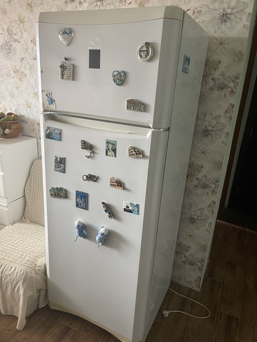 Frigider 2usi  Indesit  in stare buna