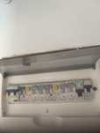 Electrician. Execut instalatii electrice case