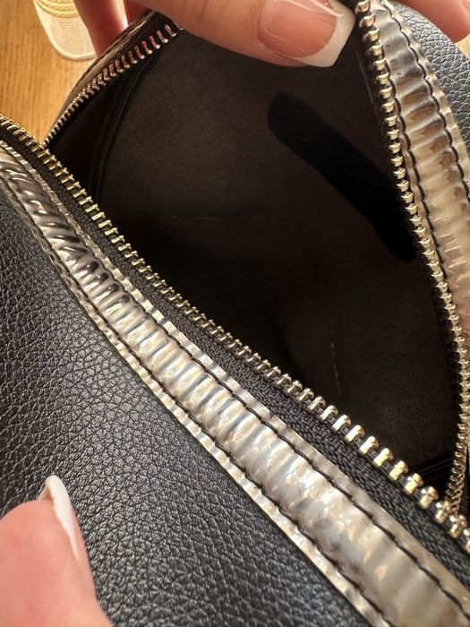 Елегантна кожена раничка, черна с дълги дръжки