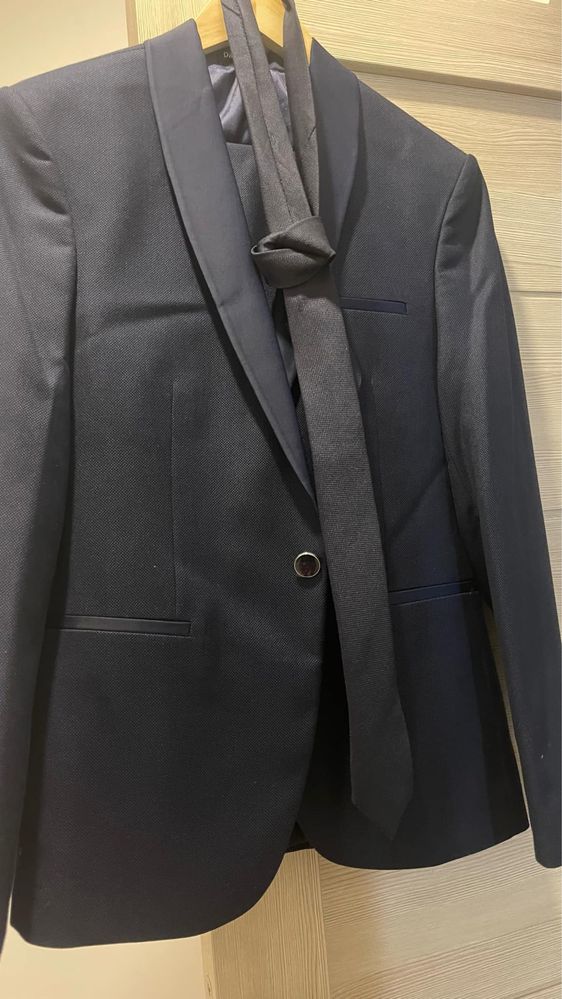 scacou barbati care vine cu: camasa sacou pantaloni si cravata