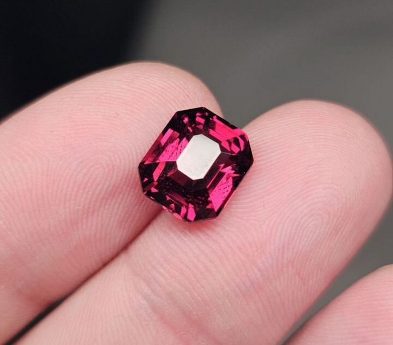 Гранат родолит 5.27 ct, красный (Reddish pink)
