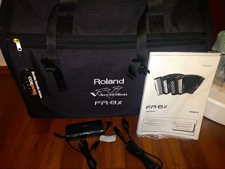 Acordeon Roland Fr8x-Bk în garanţie