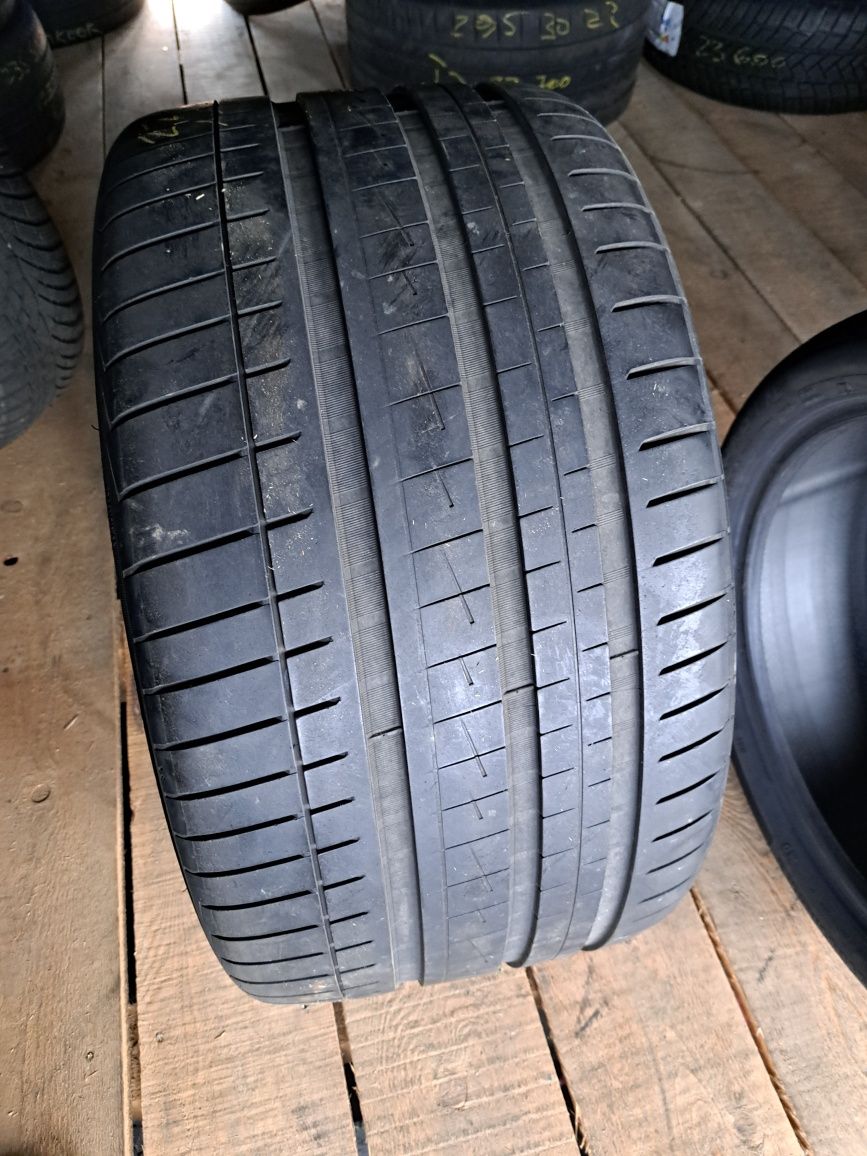 O anvelopa 335/25 R22 Vredestein