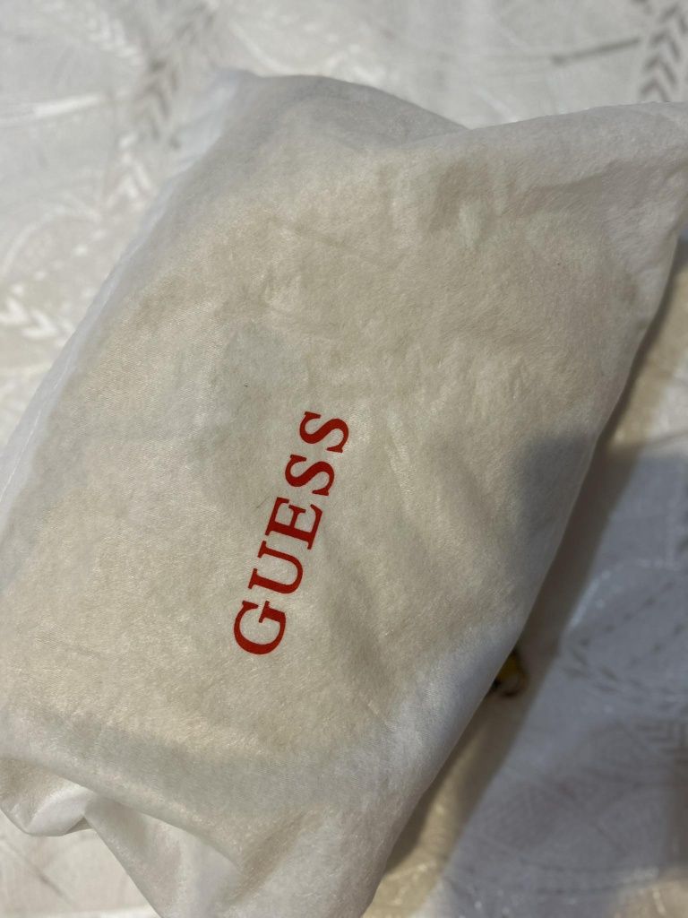 Дамска чанта Guess