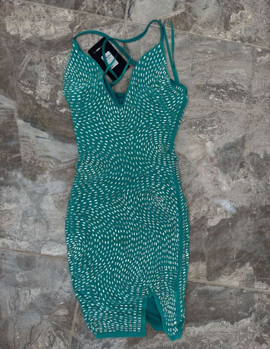 Коктейлна рокля с камъни