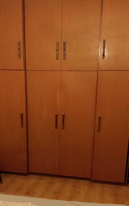 Продавам по договаряне четирикрилен гардероб и спален комплект