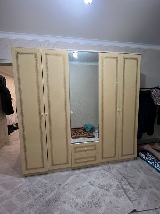 Продам шкаф спальный и для прихожки