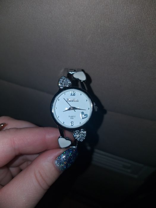 Часы на жестком браслете