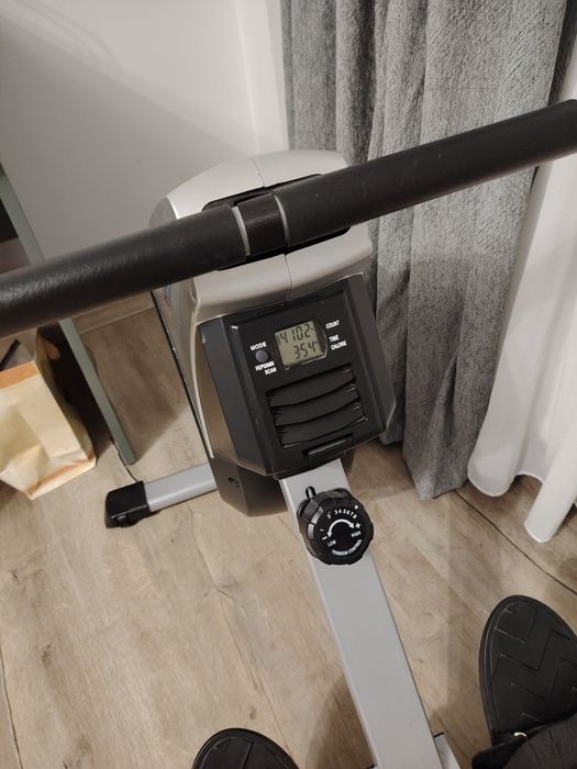 Aparat de vâslit potrivit pentru antrenamente de nivel începător și me