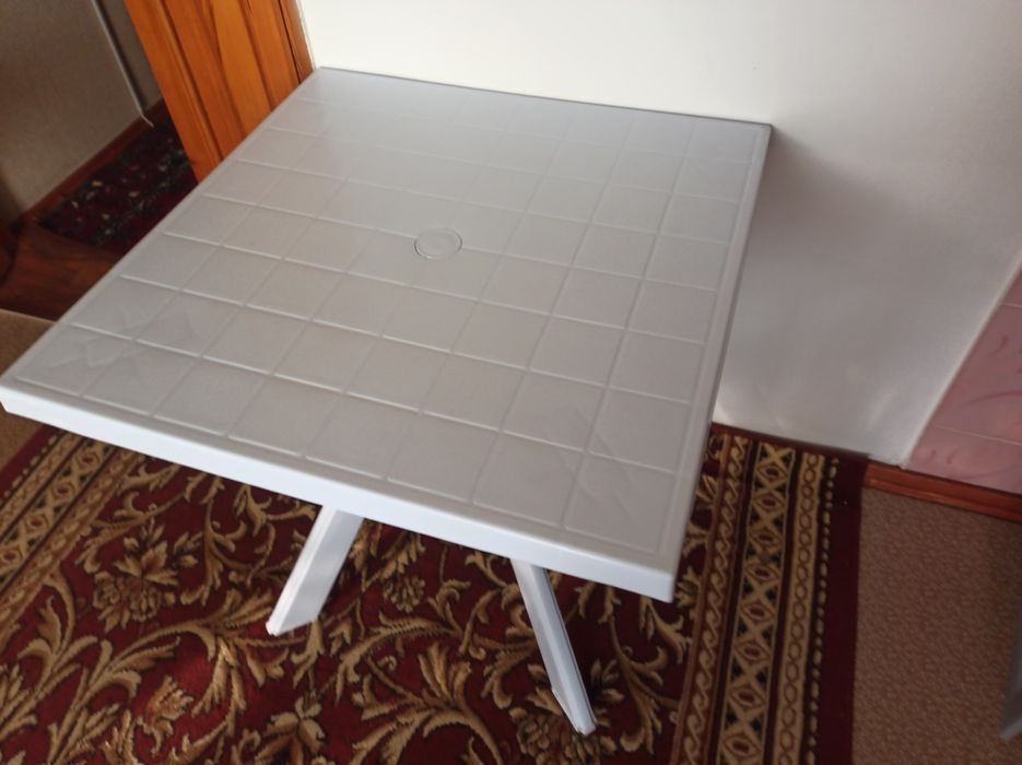 Стол стулья из пластика