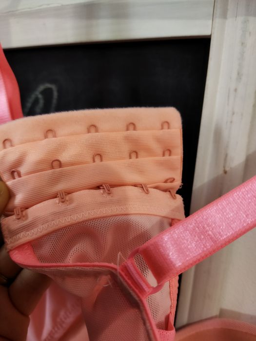 Sutien bustiera din dantela roz mărimea S-M reglabila