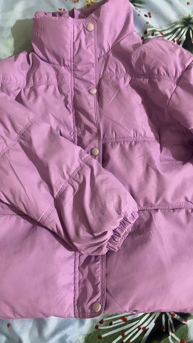 Продам куртки и без рукавку.