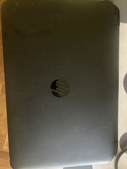 Laptop Hp-monitor cu 3 pete negre dar functional
