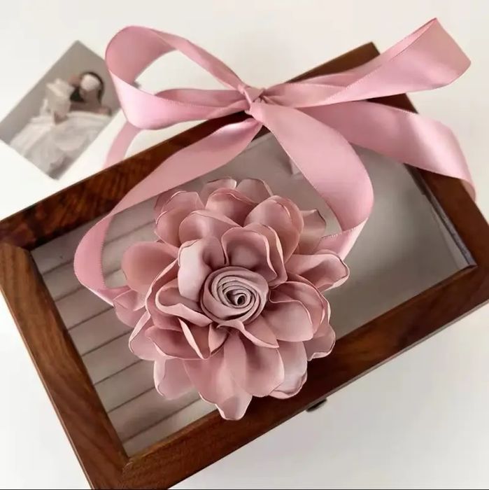 Луксозни чокъри с  рози в различни цветове