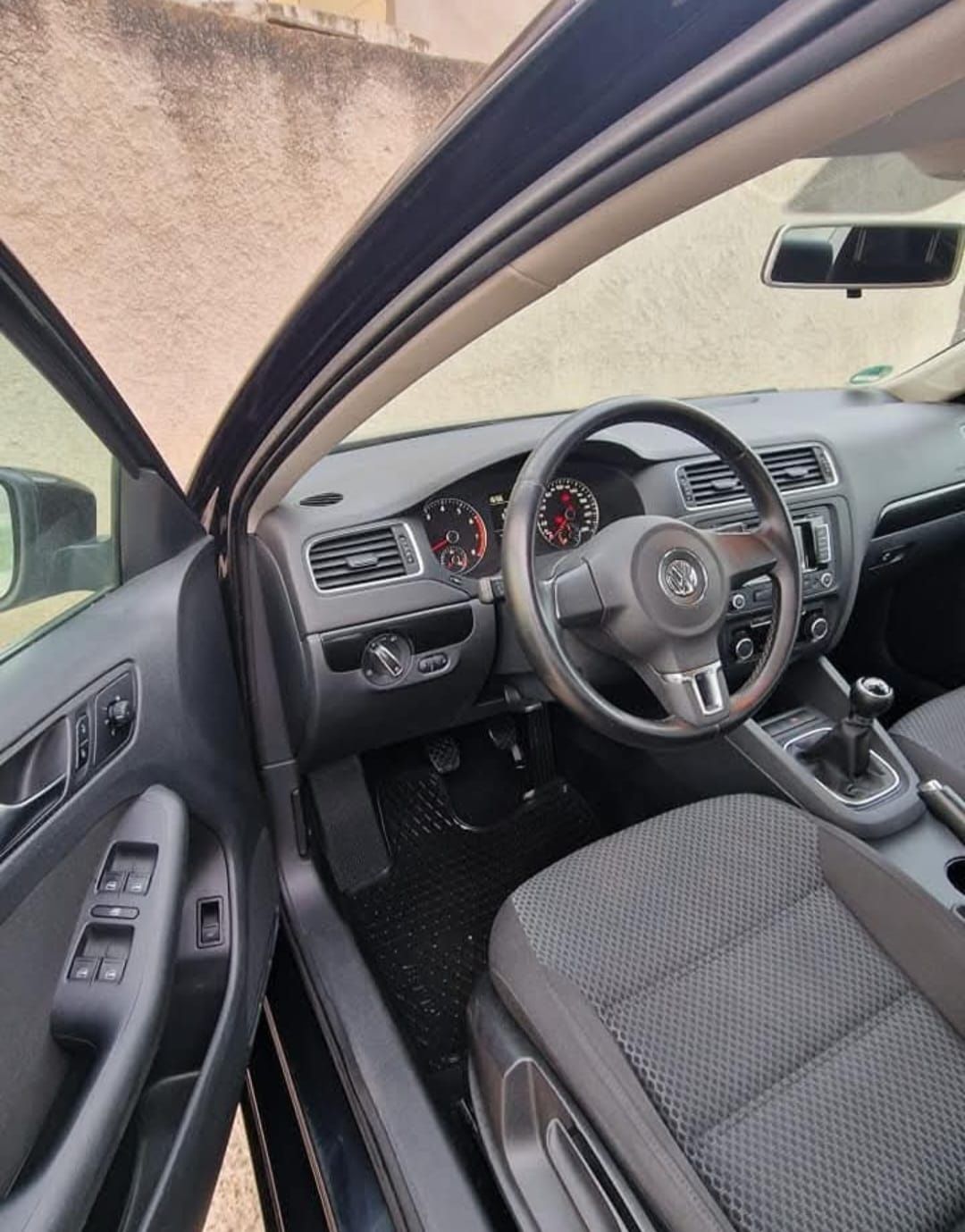 Vand vw jetta an 2012 in stare perfectă de funcționare