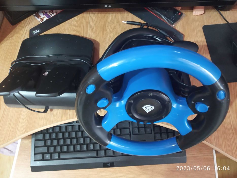 Vând volan cu pedale Genesys compatibil cu PC și PS 3