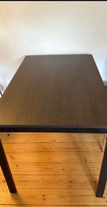 Masa extensibila potrivita pentru 6-8 persoane cu picioare metalice