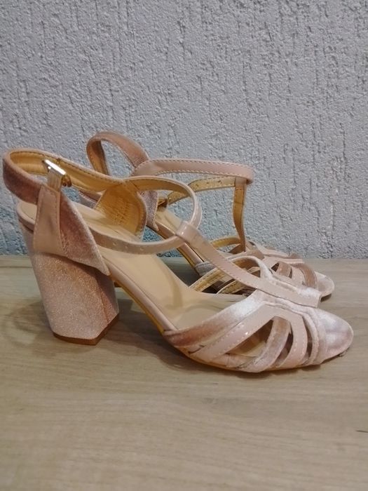 Sandale cu toc impecabile