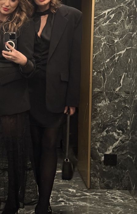 Сатенена, черна рокля