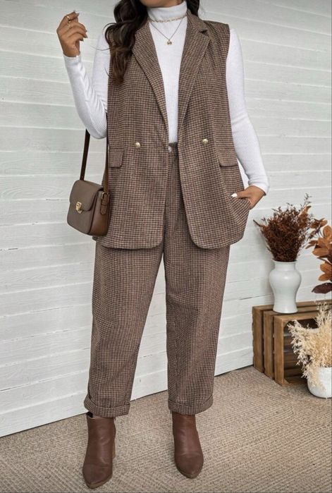Дамски кафяв костюм от две части (панталон и елек)