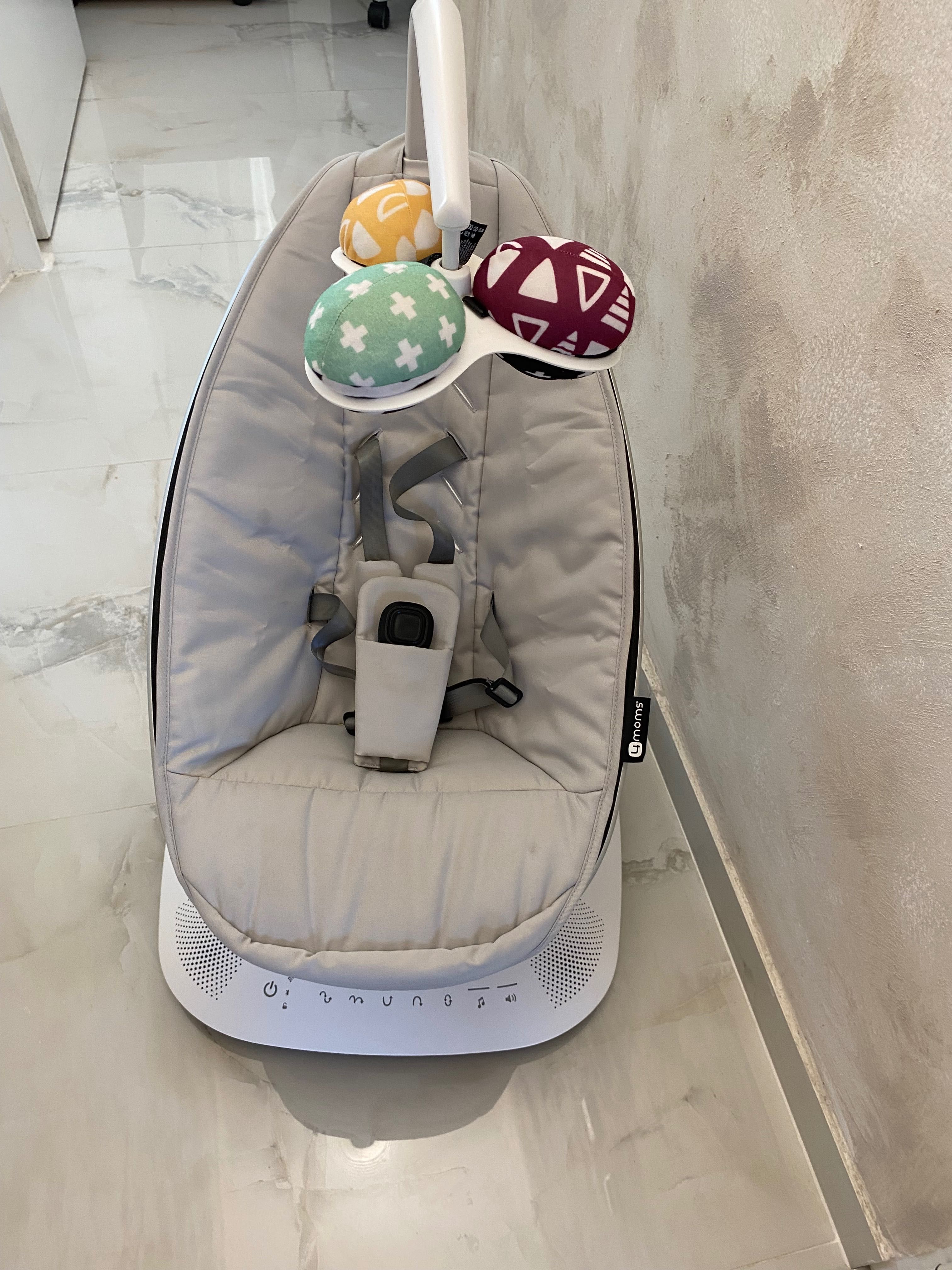 Шезлонг/бебешка люлка mamaRoo 5.0 сив + ПОДАРЪК Подложка за новородено