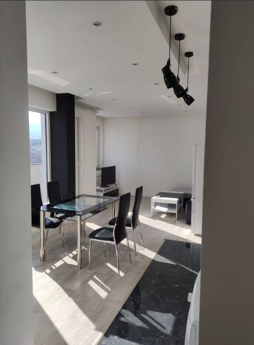 Собственикът отдава под наем 3-стаен апартамент