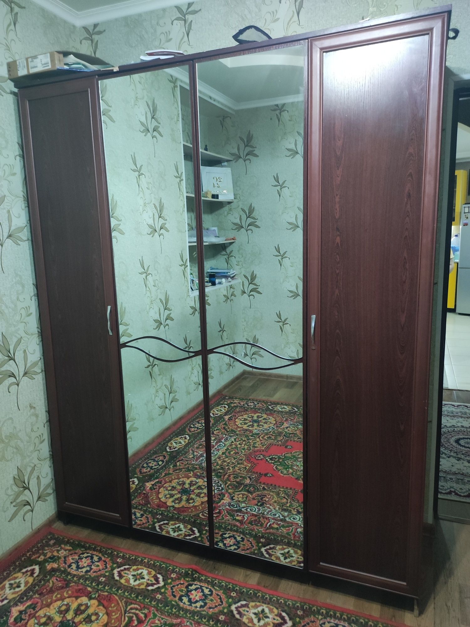 Продам шифоньер двухсекционный