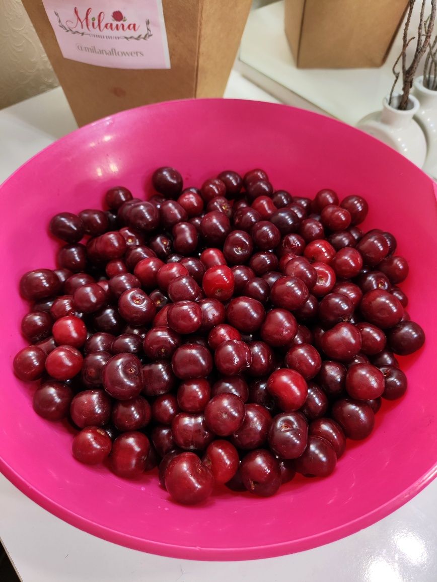 Домашняя вишня вкусная, спелая, 4л