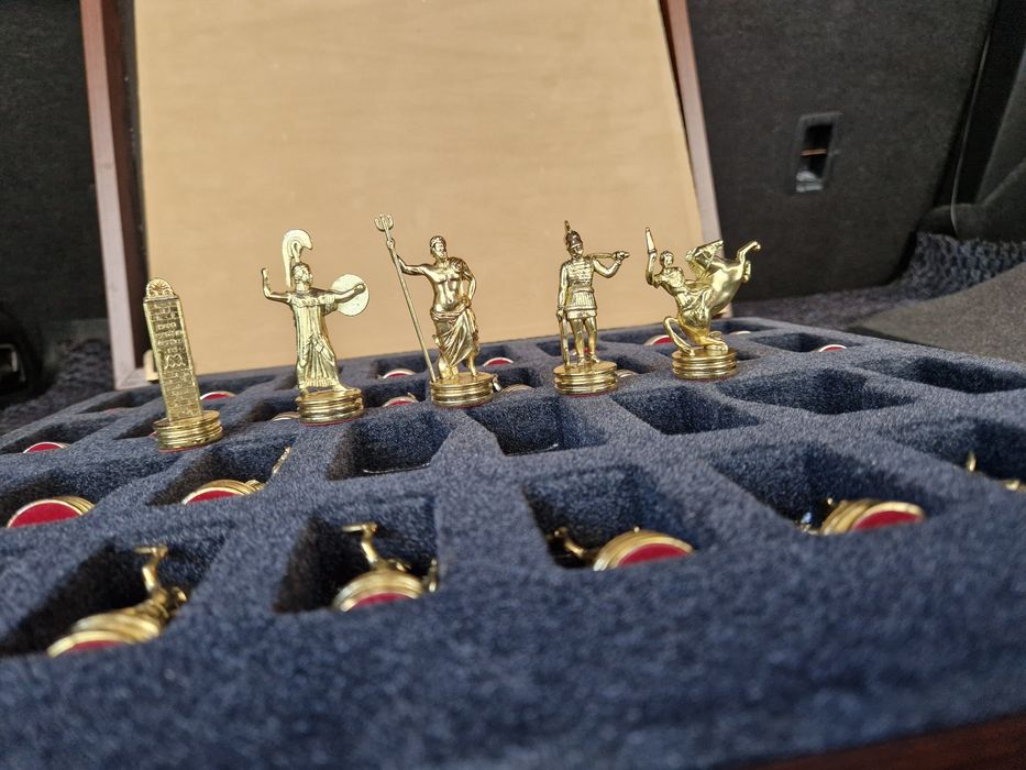 Joc de șah,  model deosebit, figurine metalice
