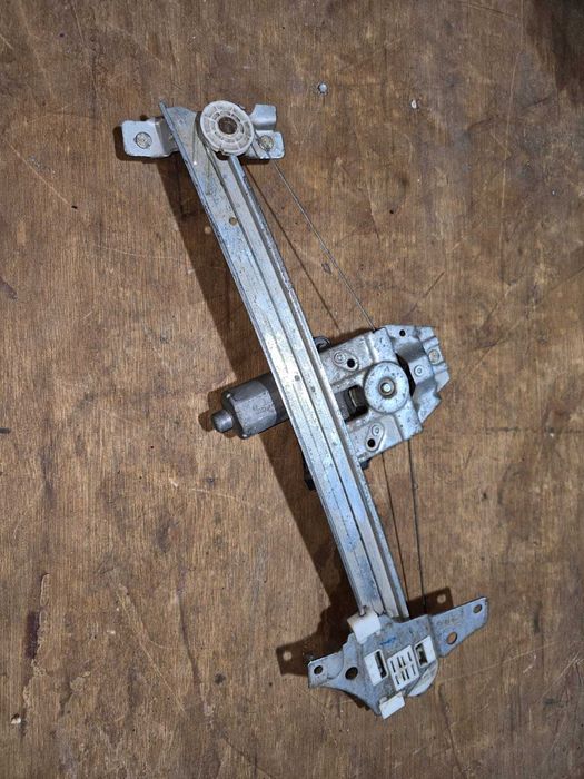 Стеклоподьемник передний правый  Тойота Авенсис 220 Toyota Avensis