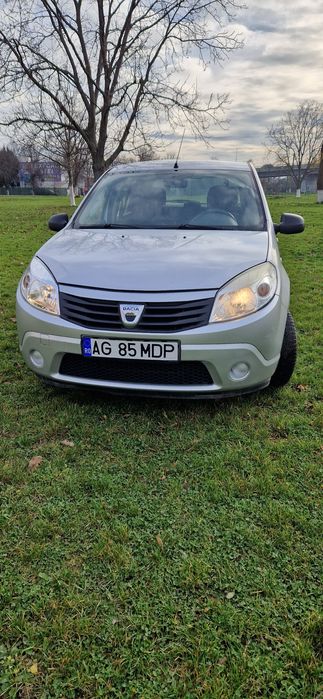 Vând Dacia Sandero masina personala de 6 ani.