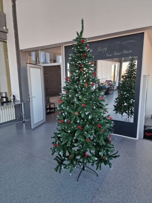 Ёлка искусственная;