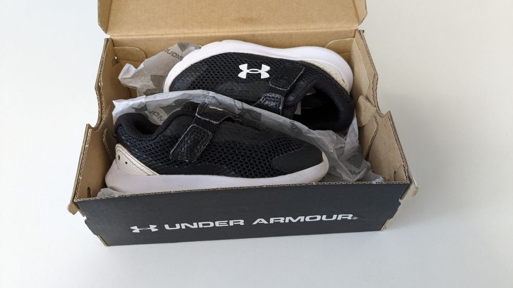 Vând adidași under armour mărimea 22.