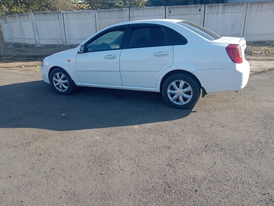 Ласетти 1/8 сотилади.